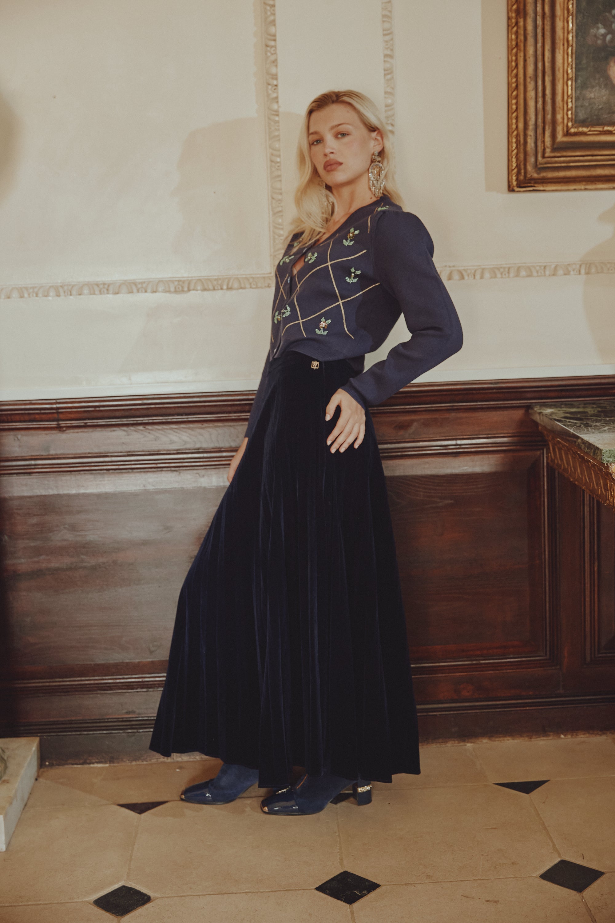 Diamond Design V-neck Cardigan with Centred Flower Details