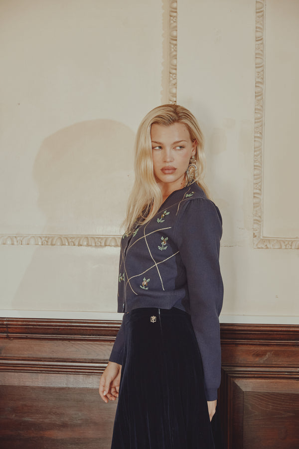 Diamond Design V-neck Cardigan with Centred Flower Details