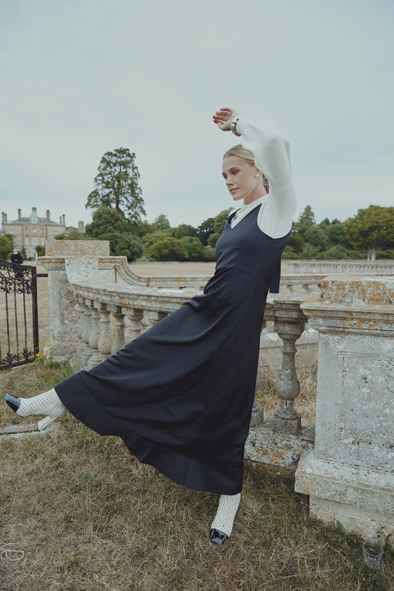 Sleeveless Black Maxi Dress with V Neck Cut