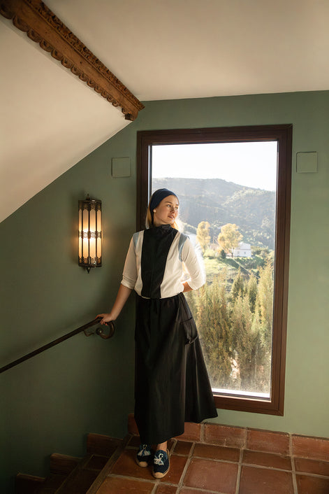 Midi skirt with cargo pockets and a contrast waist tie for adjustable fit. Practical and stylish for teens. Black and White, sizes XXS–L. Tea by Noir SS26.