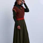 Pleated skirt with contrast waistband