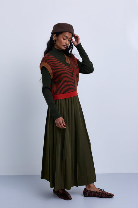 Pleated skirt with contrast waistband