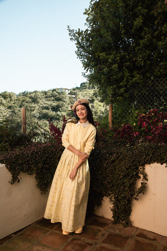 Sleevless Pleated Skirt Dress with White Fold Down Collar