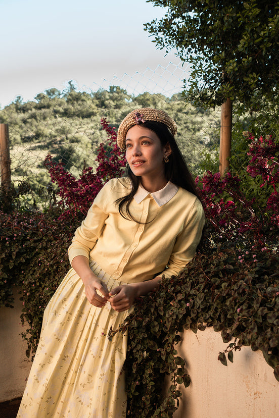 Sleevless Pleated Skirt Dress with White Fold Down Collar